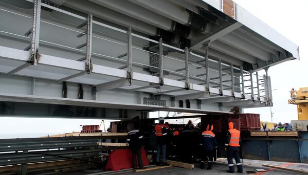 Строители во время первого этапа восстановления поврежденных пролетных строений автодорожной части мостового перехода Крымского моста