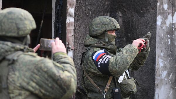 Сотрудники Следственного комитета РФ фиксируют последствия обстрелов в Донецке