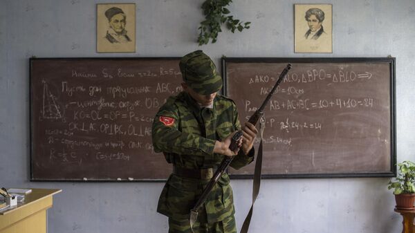 Кадет на занятиях по военной подготовке в Луганском казачьем кадетском корпусе