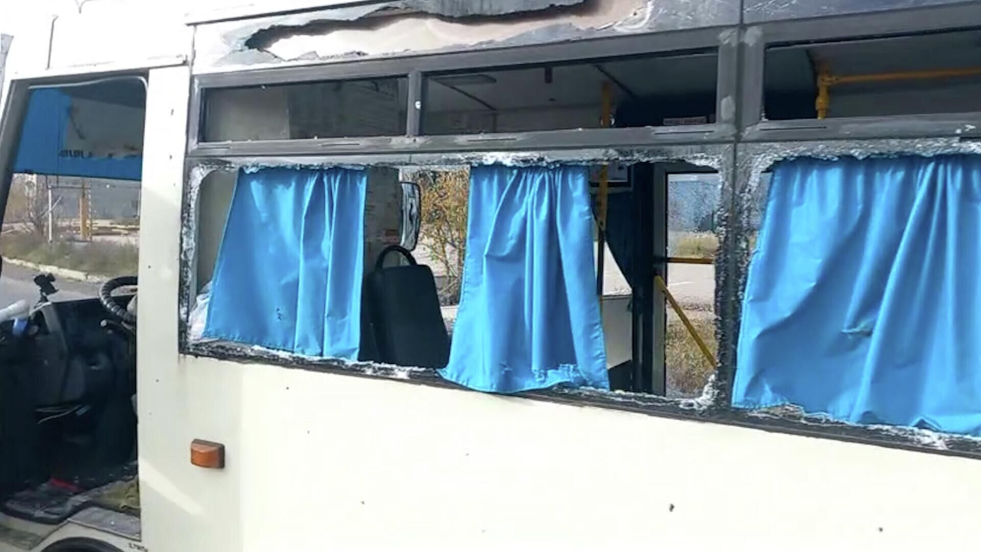Кадры поврежденного при обстреле рейсового автобуса в Донецке - РИА Новости, 1920, 09.11.2022