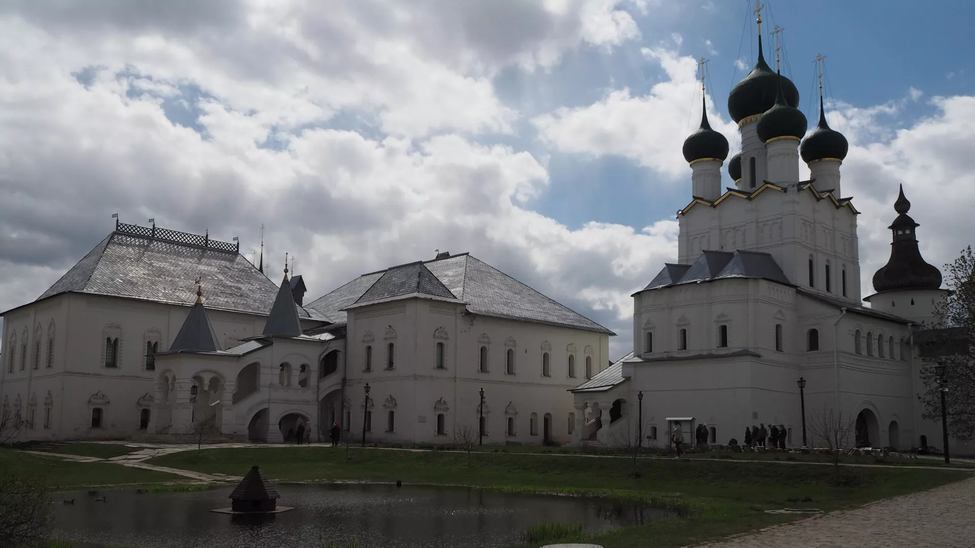Красная палата (слева) и храма Иоанна Богослова в музее-заповеднике Ростовский Кремль - РИА Новости, 1920, 14.01.2025