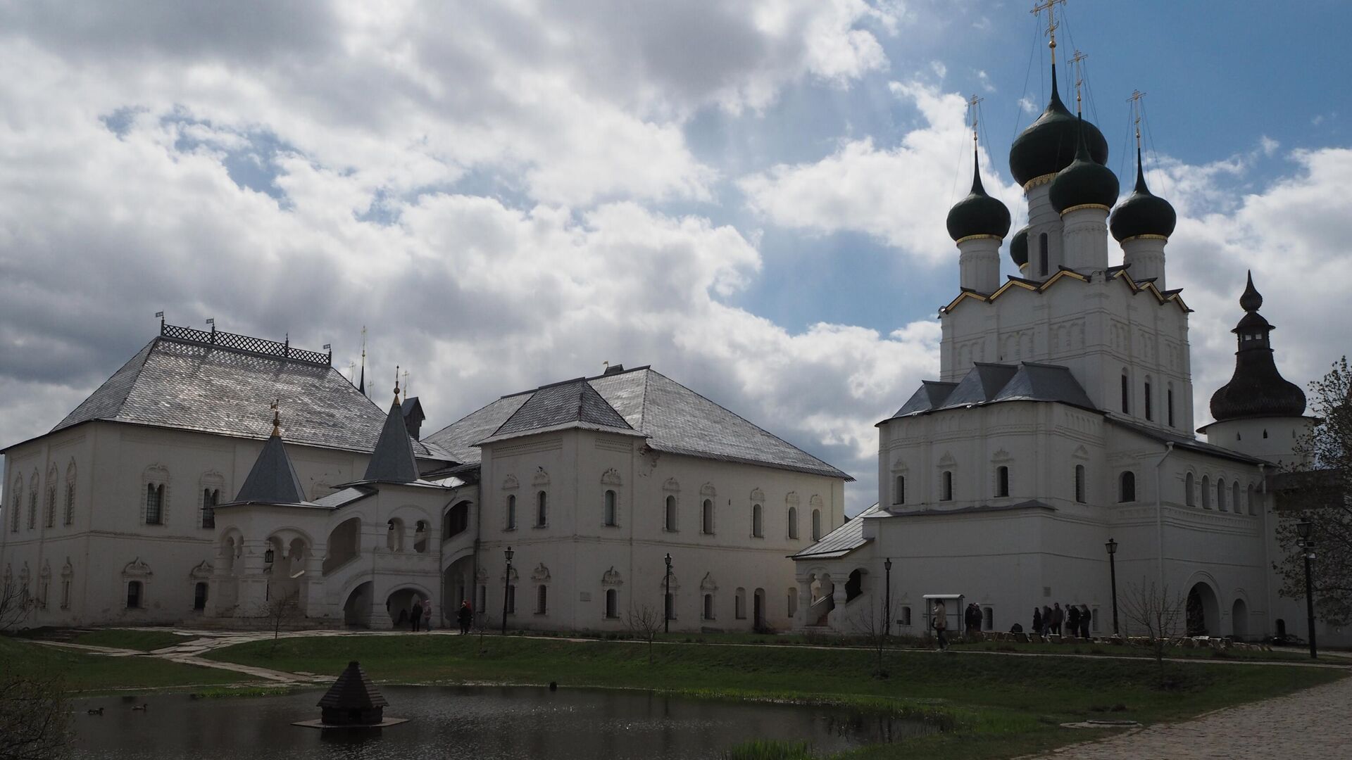 Красная палата (слева) и храма Иоанна Богослова в музее-заповеднике Ростовский Кремль - РИА Новости, 1920, 30.12.2022