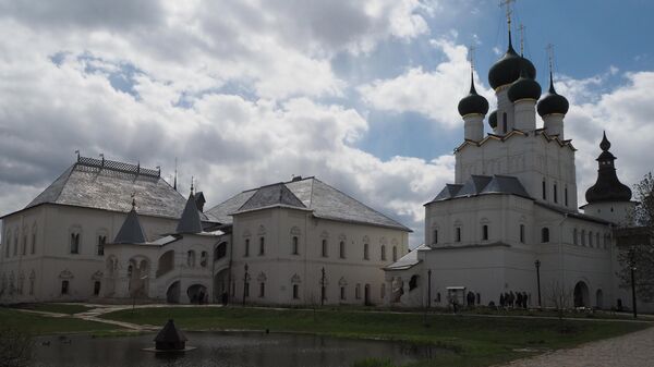 Красная палата (слева) и храма Иоанна Богослова в музее-заповеднике Ростовский Кремль