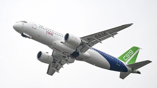 Самолет C919 во время презентации на авиашоу в Чжухае, Китай 