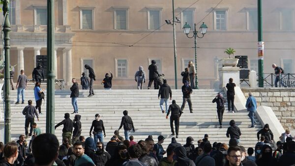 В центре Афин анархисты устроили беспорядки после митинга