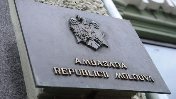 Табличка у входа в посольство Республики Молдова в Москве