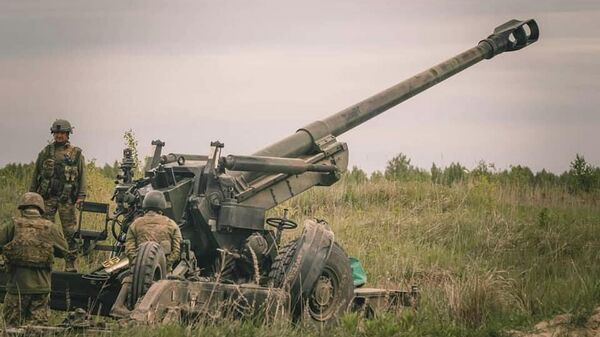 Украинские военные во время стрельбы из гаубицы FH70