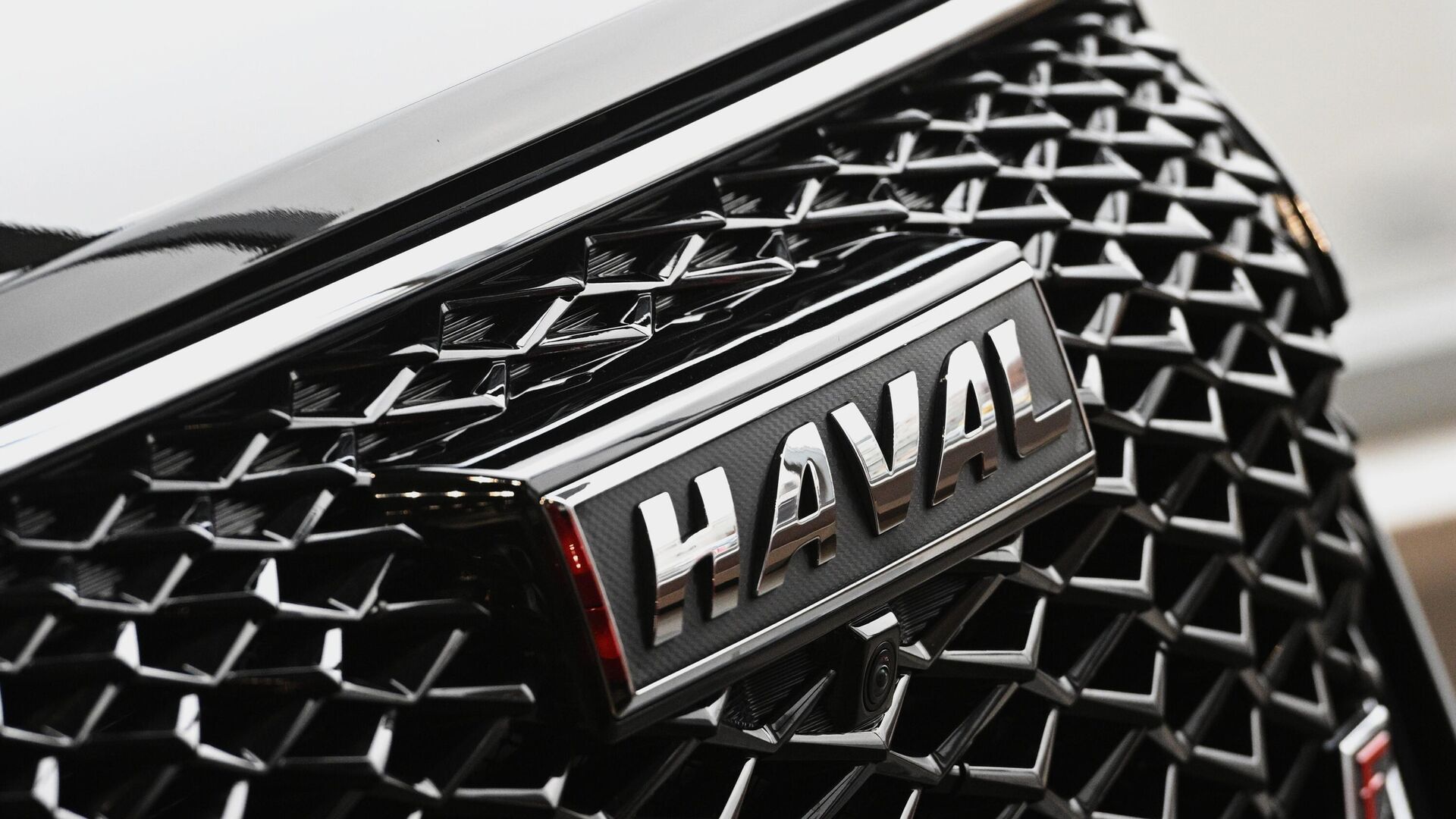 Логотип автомобиля Haval H6 на бамперной сетке машины - РИА Новости, 1920, 29.01.2024