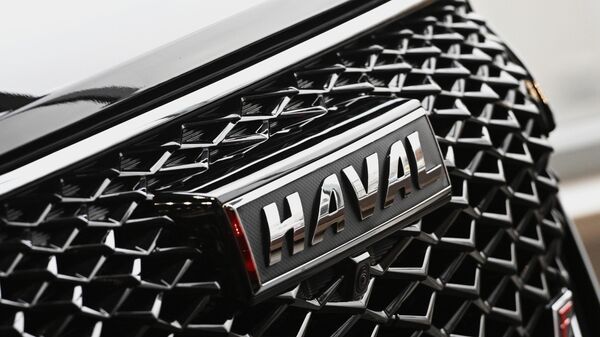 Логотип автомобиля Haval H6 на бамперной сетке машины
