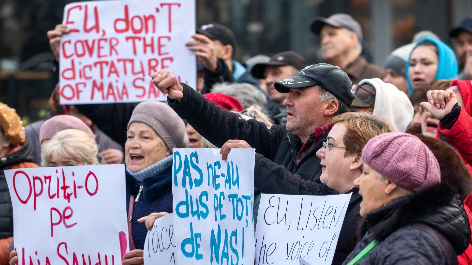 Жители Кишинева на митинге перед встречей президента Молдавии Майи Санду и председателя Европейской комиссии Урсулы фон дер Ляйен - РИА Новости, 1920, 14.11.2022