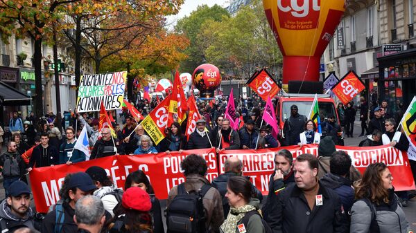 Участники акции протеста профсоюзов на одной из улиц в Париже