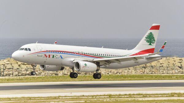Самолет национальной авиакомпании Ливана Middle East Airlines совершает посадку в аэропорту Бейрута