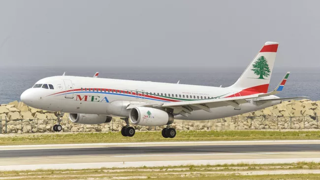Самолет национальной авиакомпании Ливана Middle East Airlines совершает посадку в аэропорту Бейрута
