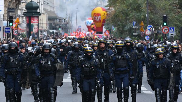Сотрудники полиции во время акции протеста профсоюзов в Париже