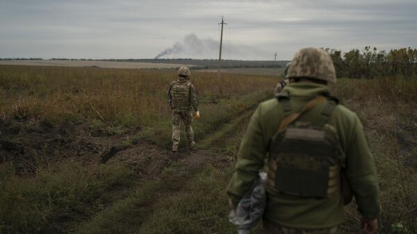 Украинские солдаты ищут тела погибших военнослужащих ВСУ
