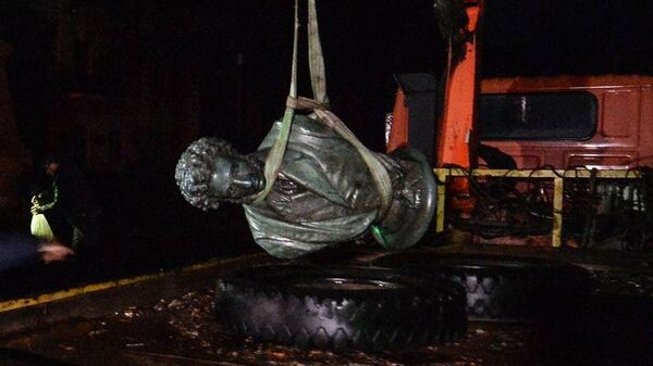 Демонтаж памятника Александру Пушкину в Житомире