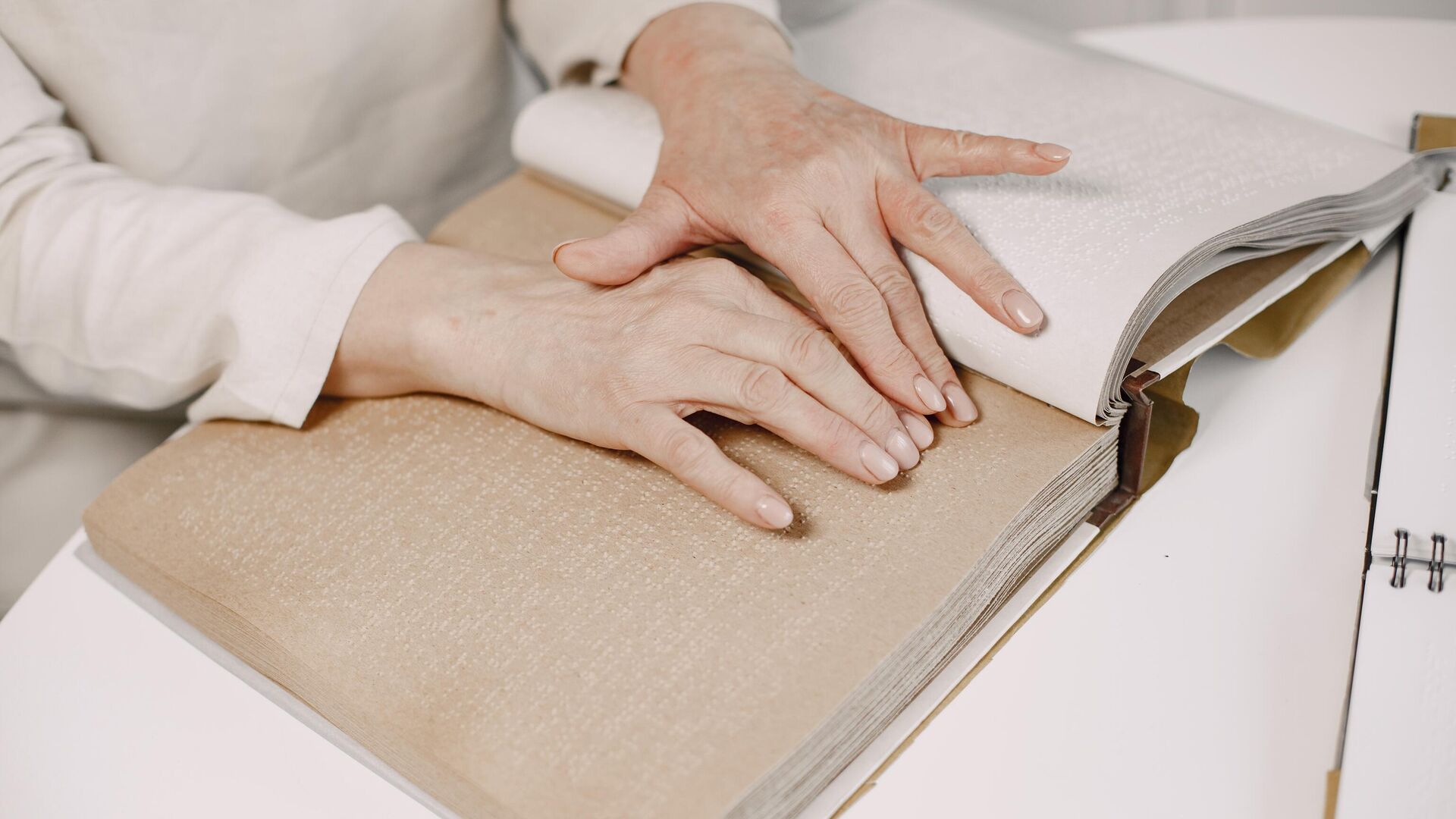 Женщина читает книгу при помощи шрифта Брайля Женщина читает книгу при помощи шрифта Брайля - РИА Новости, 1920, 23.03.2025
