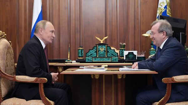 Президент РФ Владимир Путин и глава Российской академии наук Геннадий Красников во время встречи