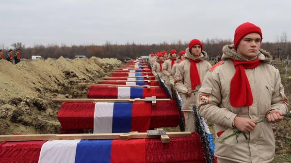 Церемония захоронения на мемориале Не забудем, не простим! останков 38 защитников Луганщины