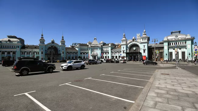 Парковка у здания Белорусского вокзала в Москве