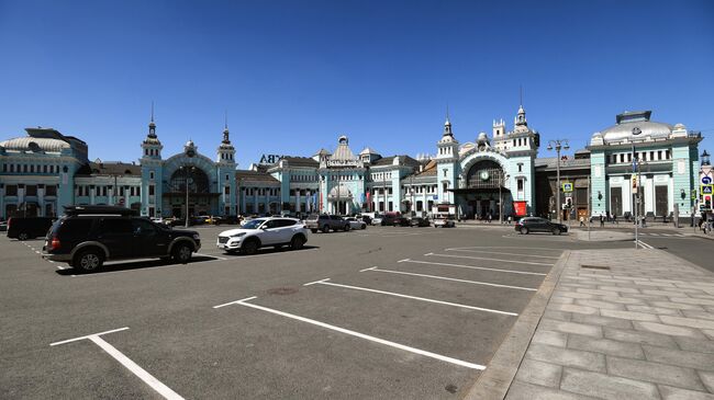 Парковка у здания Белорусского вокзала в Москве