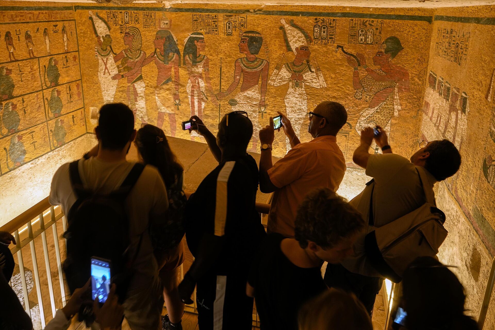 Туристы снимают гробницу царя Тутанхамона в Долине царей в Луксоре, Египет - РИА Новости, 1920, 11.11.2022