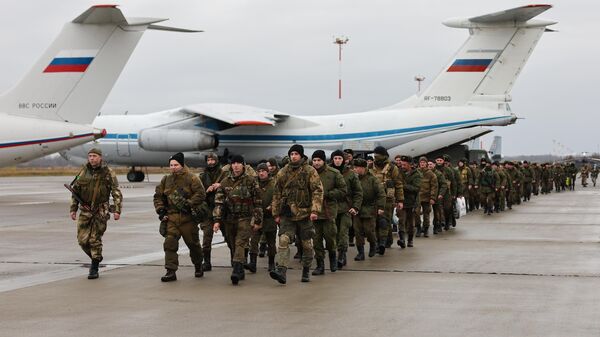 Мобилизованные военнослужащие перед отправкой в зону СВО с аэродрома Чкаловск в Калининграде