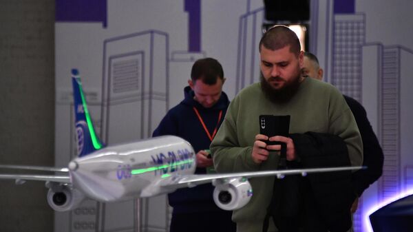Посетители у макета самолета МС-21, представленного на Международном фестивале дизайна Design Act в Центре современного искусства (ЦСИ) Винзавод в Москве
