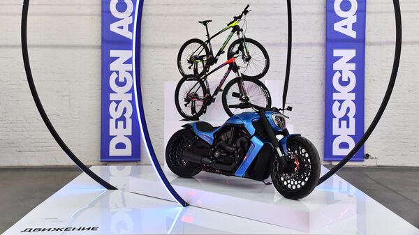 Мотоцикл Giotto и велосипеды Stels, представленные на Международном фестивале дизайна Design Act в Центре современного искусства (ЦСИ) Винзавод в Москве