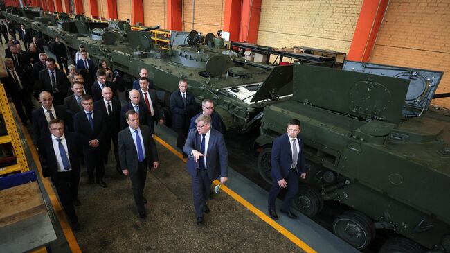 Зампредседателя Совбеза РФ Дмитрий Медведев во время посещения Курганмашзавода. 11 ноября 2022