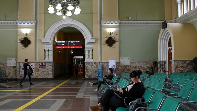 Пассажиры в зале ожидания Рижского вокзала в Москве