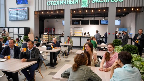 Посетители кафе в вокзальном комплексе Восточный в Москве