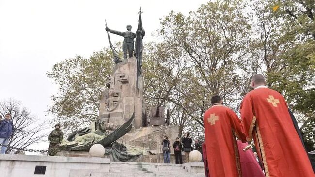 Церемония возложения венков к мемориальному склепу защитников Белграда в годы Первой мировой войны на Новом кладбище в Белграде