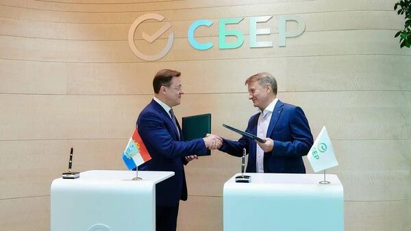 Губернатор Самарской области Дмитрий Азаров и глава Сбербанка Герман Греф заключают соглашение об открытии в Самаре Школы 21