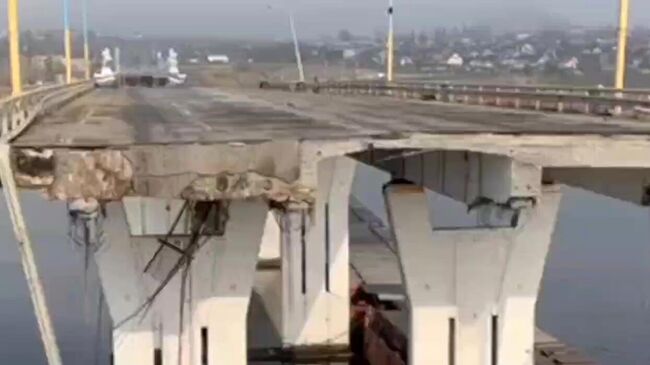 Разрушенный Антоновский мост через Днепр в пригороде Херсона