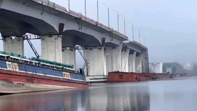 Разрушенный Антоновский мост через Днепр в пригороде Херсона