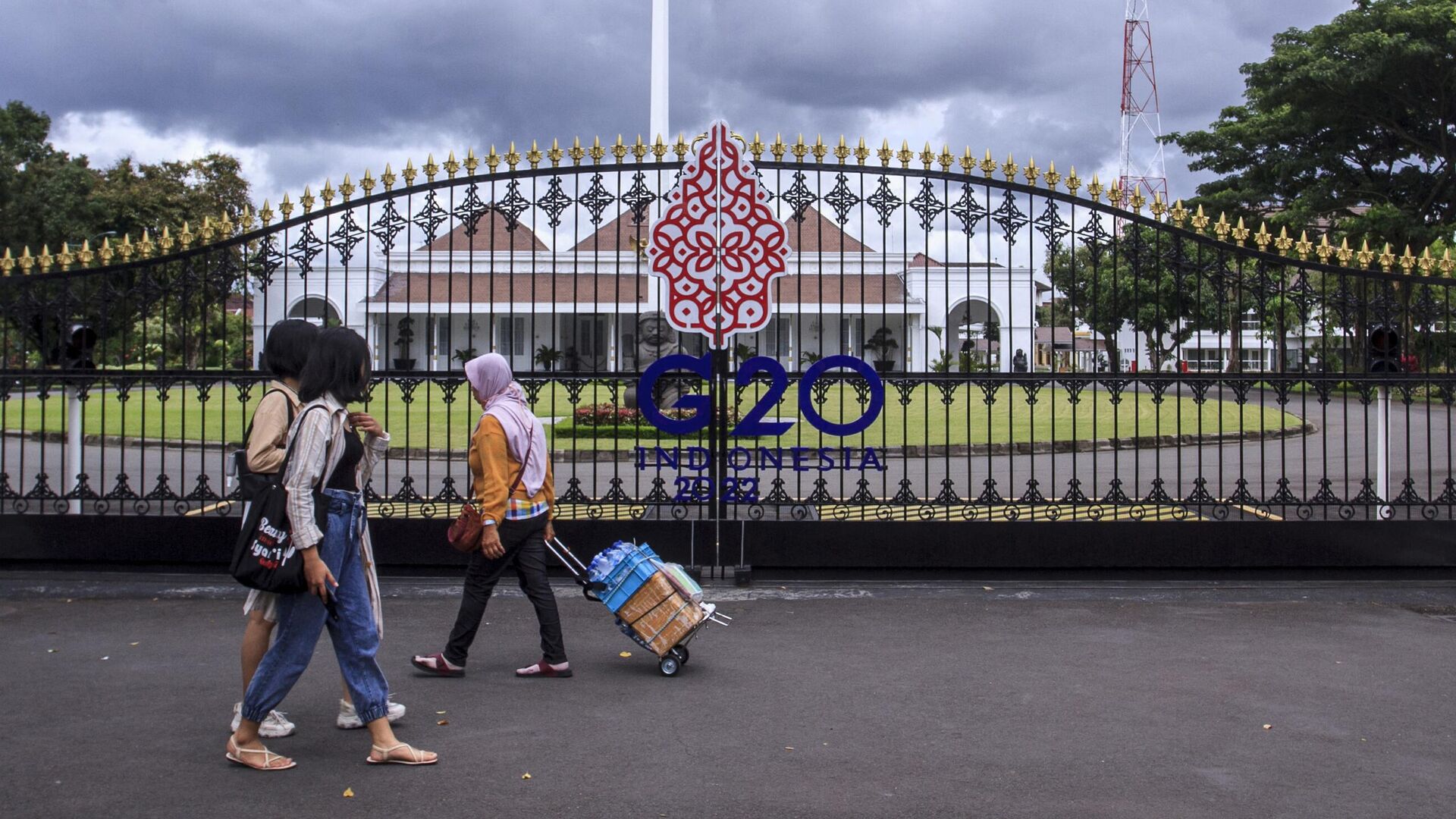 Люди проходят мимо главных ворот дворца Джокьякарты во время подготовки к саммиту G20 в Индонезии - РИА Новости, 1920, 12.11.2022