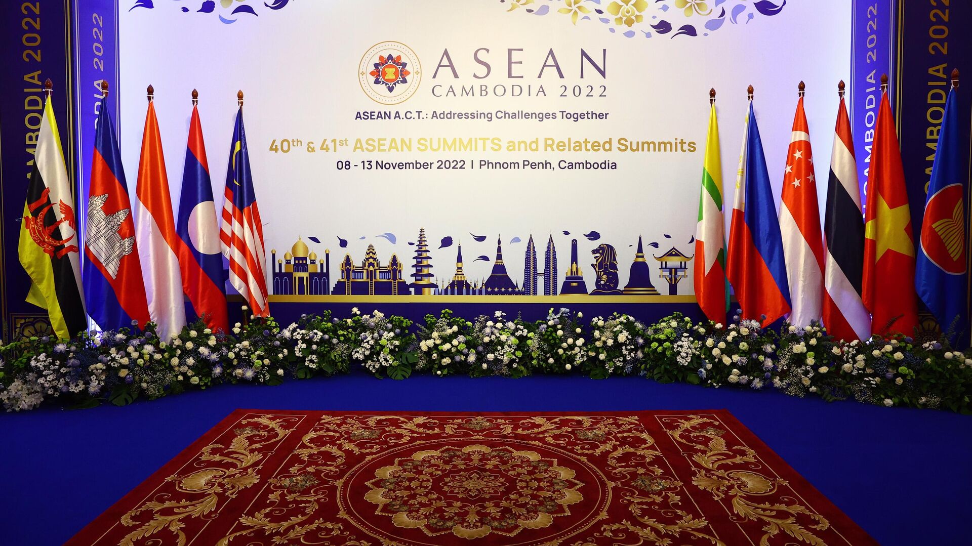 Баннер и флаги стран-участниц саммита Ассоциации государств Юго-Восточной Азии (АСЕАН) в отеле Сокха в Пномпене - РИА Новости, 1920, 24.11.2022