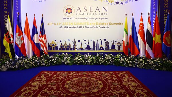 Баннер и флаги стран-участниц саммита Ассоциации государств Юго-Восточной Азии (АСЕАН)