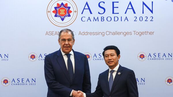 Министр иностранных дел России Сергей Лавров и министр иностранных дел Лаоса Салемсай Коммасит на встрече в Пномпене в рамках Восточноазиатского саммита (ВАС)