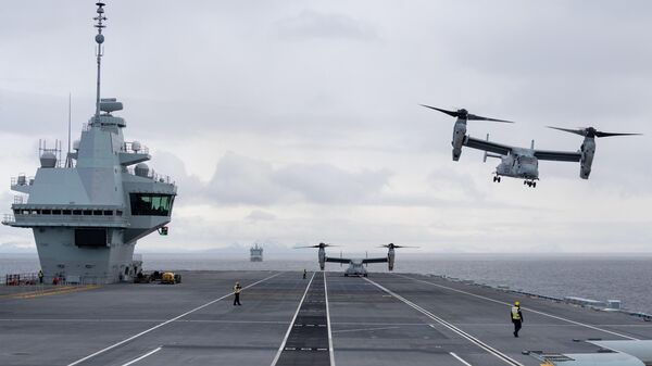Американские конвертопланы MV-22B Osprey взлетают с палубы британского авианосца HMS Prince of Wales во время учений Cold Response 2022