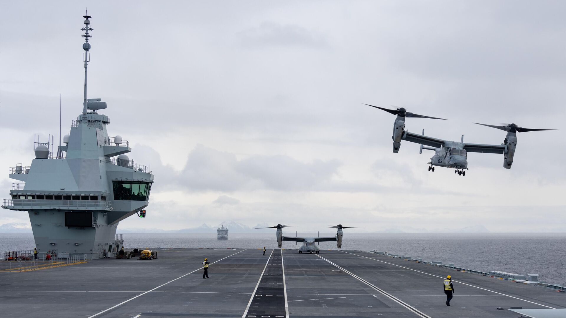 Американские конвертопланы MV-22B Osprey взлетают с палубы британского авианосца HMS Prince of Wales во время учений Cold Response 2022 - РИА Новости, 1920, 10.12.2022