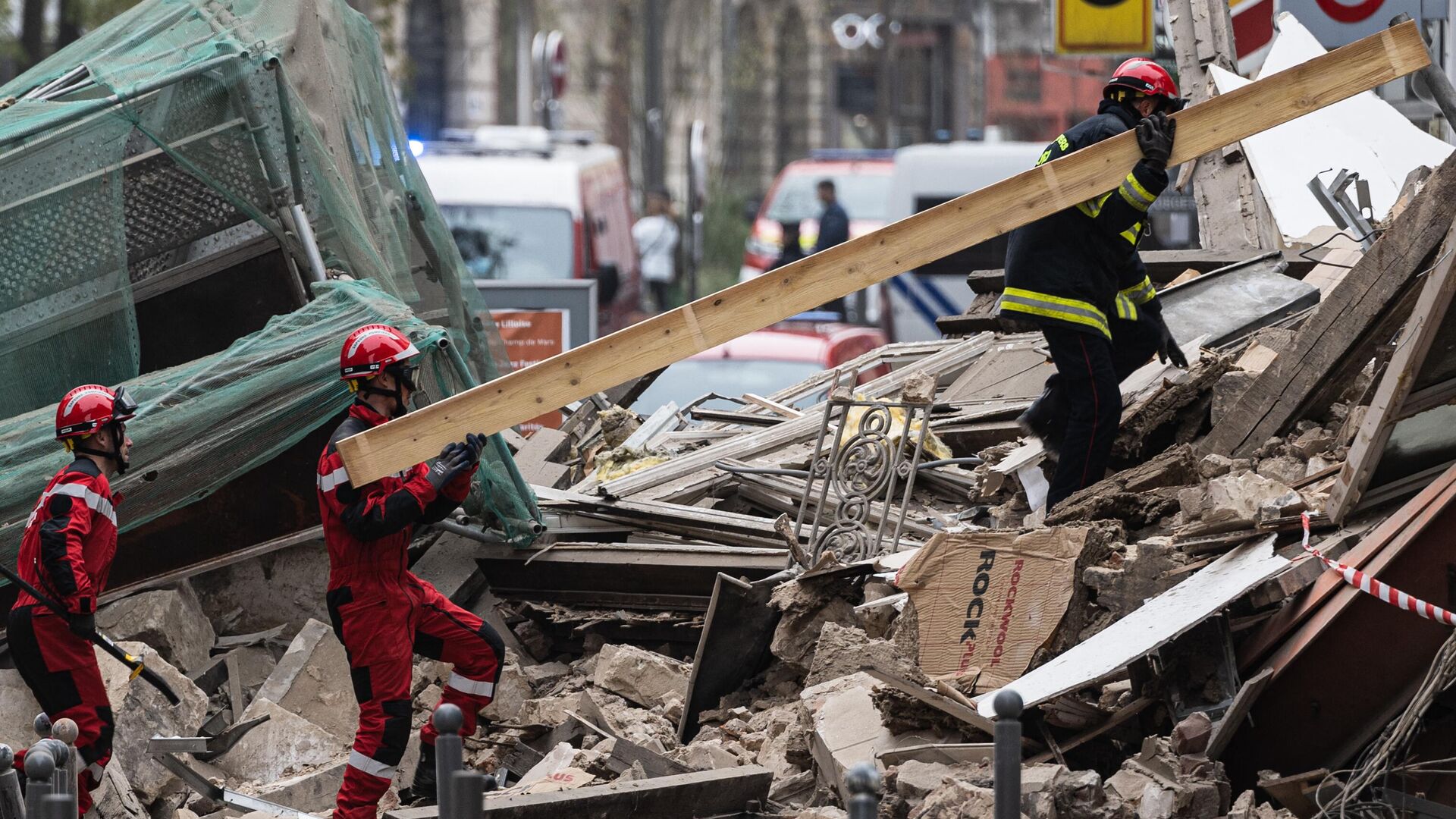 Спасатели на месте обрушенного здания в городе Лилль, Франция - РИА Новости, 1920, 13.11.2022