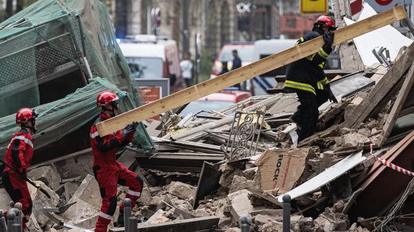 Спасатели на месте обрушенного здания в городе Лилль, Франция
