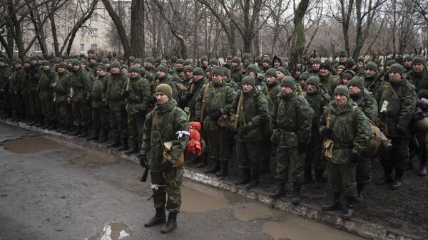Военнослужащие народной милиции ЛНР на мобилизационном пункте в Луганске. Архивное фото