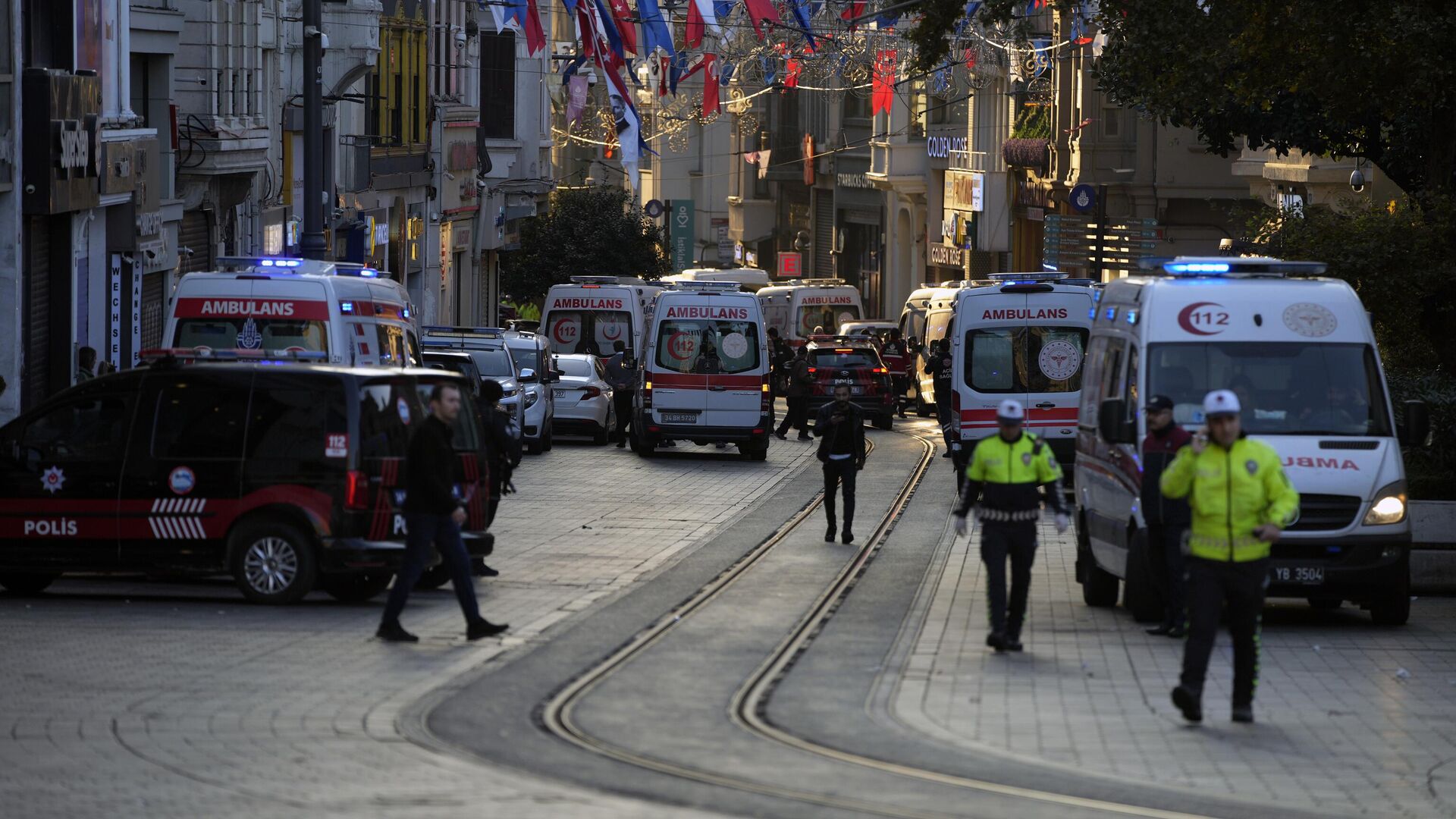Автомобили полиции и скорой помощи на улице Истикляль в Стамбуле, Турция - РИА Новости, 1920, 13.11.2022