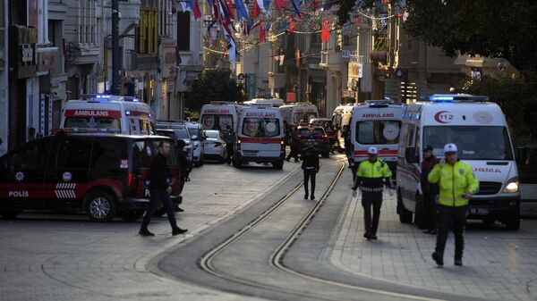 Автомобили полиции и скорой помощи на улице Истикляль в Стамбуле, Турция