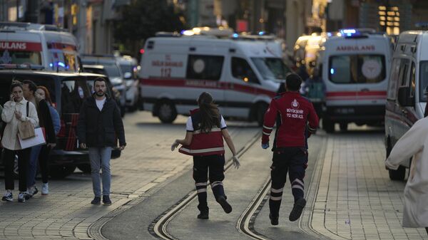 Автомобили скорой помощи на улице Истикляль в Стамбуле, Турция
