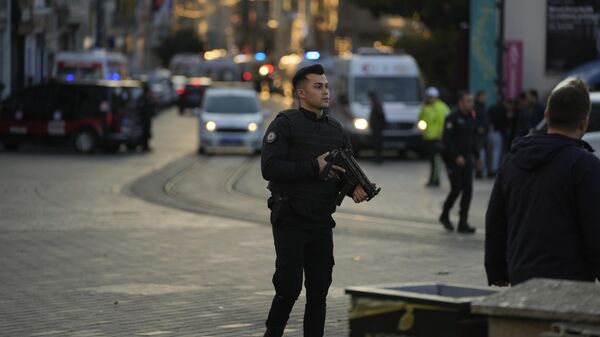 Сотрудник правоохранительных органов на улице Истикляль в Стамбуле, Турция