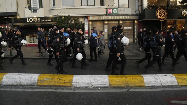 Сотрудники правоохранительных органов на улице Истикляль в Стамбуле, Турция